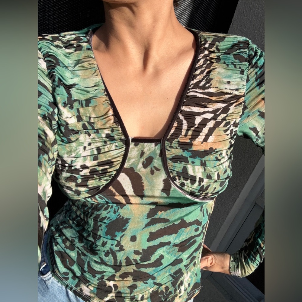 HarryWHO Green Leopard Jersey Top with Velvet Finish Size 14 - Picture 8 of 11